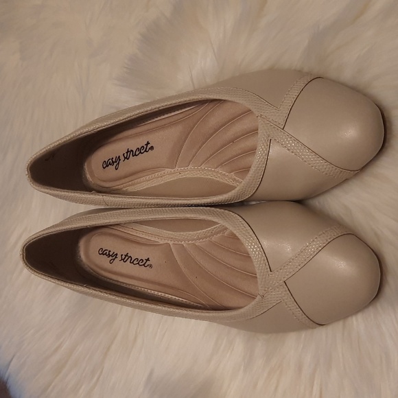 Ladies Easy Street Nude Pumps Size 8 - Picture 1 of 8